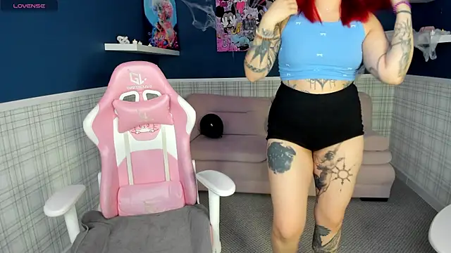 Snapshot of Susie_Reverse chatting on 10/28/25, 09:02 Susie Reverse online show from 10/28/25, 09:02