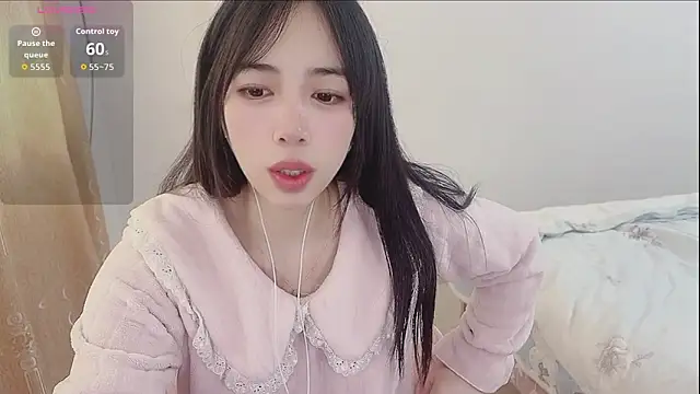 Snapshot of by-Hannah chatting on 11/05/25, 02:11 by-Hannah online show from 11/05/25, 02:11