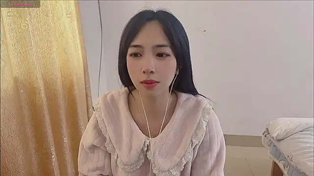 Snapshot of by-Hannah chatting on 11/13/25, 02:10 by-Hannah online show from 11/13/25, 02:10