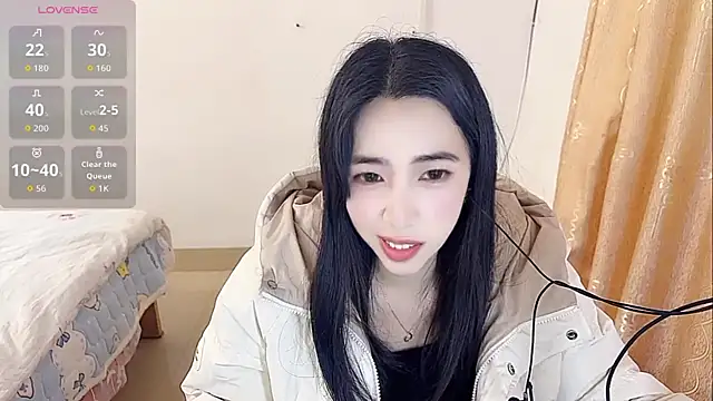 Snapshot of by-Hannah chatting on 12/17/25, 09:37 by-Hannah online show from 12/17/25, 09:37