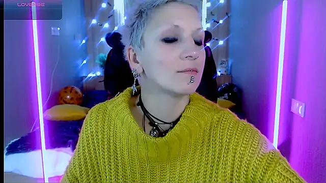 Snapshot of Sweet-n-Strong chatting on 10/28/25, 08:18 Sweet-n-Strong online show from 10/28/25, 08:18