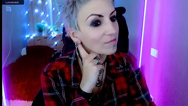 Snapshot of Sweet-n-Strong chatting on 10/30/25, 12:39 Sweet-n-Strong online show from 10/30/25, 12:39