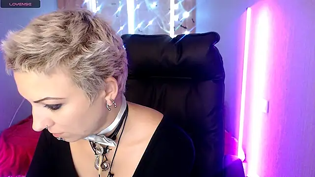 Snapshot of Sweet-n-Strong chatting on 11/15/25, 08:22 Sweet-n-Strong online show from 11/15/25, 08:22