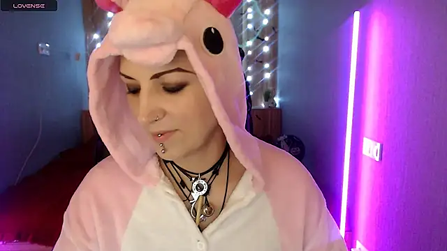 Snapshot of Sweet-n-Strong chatting on 11/17/25, 12:55 Sweet-n-Strong online show from 11/17/25, 12:55