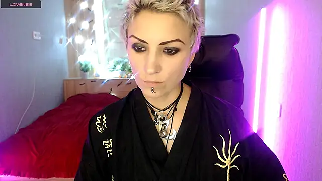 Snapshot of Sweet-n-Strong chatting on 11/18/25, 01:04 Sweet-n-Strong online show from 11/18/25, 01:04