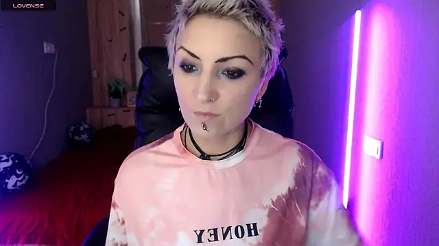 Snapshot of Sweet-n-Strong chatting on 11/19/25, 08:14 Sweet-n-Strong online show from 11/19/25, 08:14