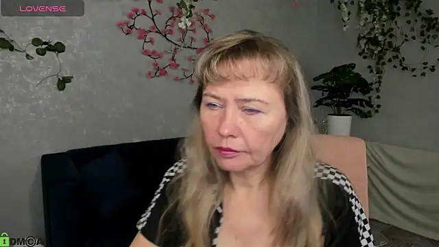 Snapshot of Carla_Vogue chatting on 11/22/25, 02:54 Carla Vogue online show from 11/22/25, 02:54