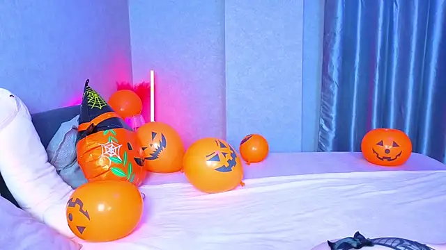 KittieHeart online show from 10/31/25, 05:47