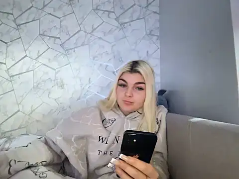 rosie-hipstergal online show from 11/04/25, 01:32