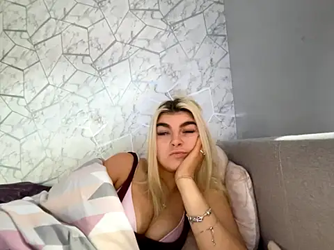 rosie-hipstergal online show from 11/18/25, 01:04