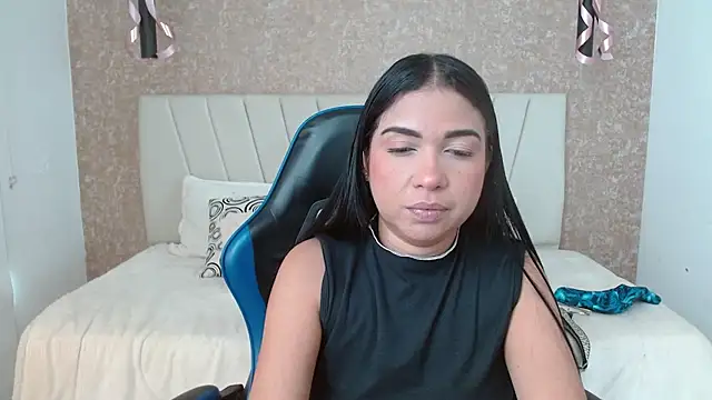 Snapshot of AliceSmity_ chatting on 12/14/25, 06:01 AliceSmity online show from 12/14/25, 06:01