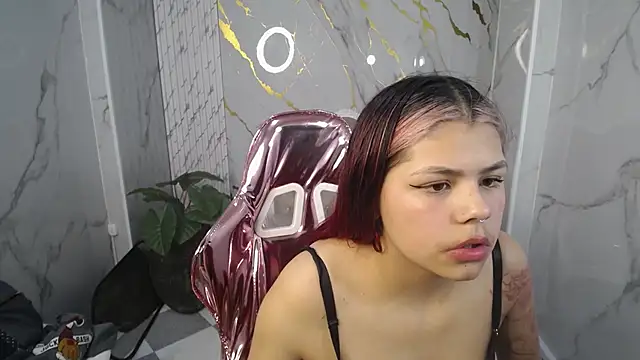 Snapshot of Little_cherry_b chatting on 10/26/25, 07:42 Little cherry b online show from 10/26/25, 07:42