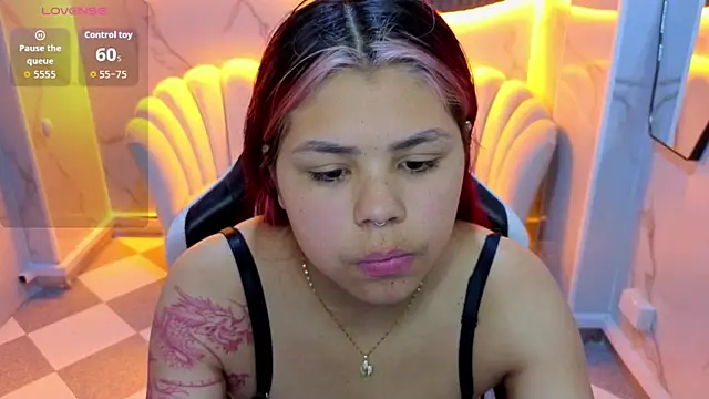 Snapshot of Little_cherry_b chatting on 10/30/25, 07:47 Little cherry b online show from 10/30/25, 07:47