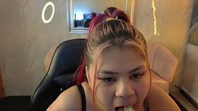 Snapshot of Little_cherry_b chatting on 11/12/25, 07:57 Little cherry b online show from 11/12/25, 07:57