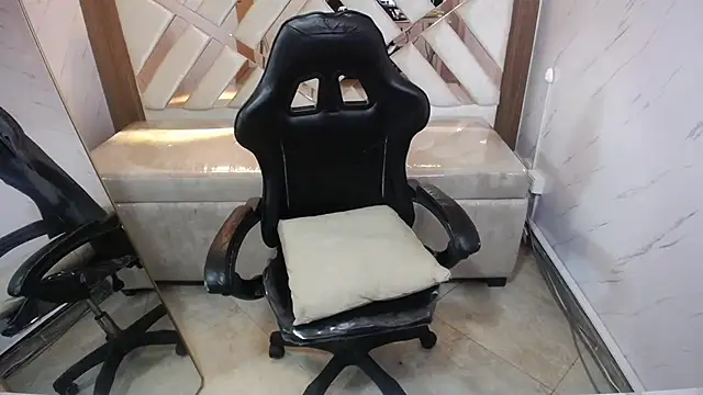 Snapshot of Little_cherry_b chatting on 12/04/25, 08:06 Little cherry b online show from 12/04/25, 08:06