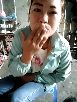 Snapshot of yeu-yeu chatting on 11/04/25, 01:38 yeu-yeu online show from 11/04/25, 01:38