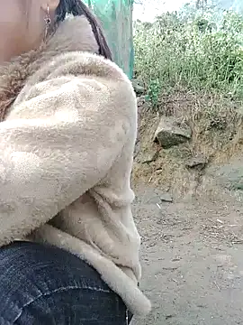 Snapshot of yeu-yeu chatting on 12/22/25, 01:24 yeu-yeu online show from 12/22/25, 01:24