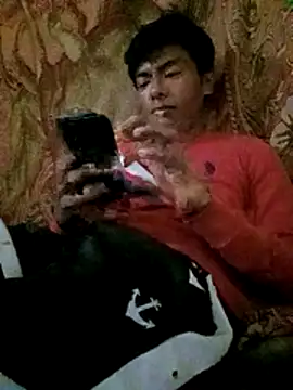 Snapshot of GuzzMiranda18 chatting on 12/17/25, 02:17 GuzzMiranda18 online show from 12/17/25, 02:17