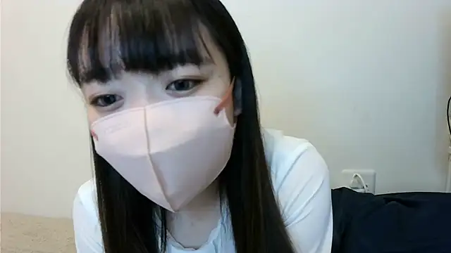 Snapshot of yua_chan00 chatting on 10/25/25, 02:13 yua chan00 online show from 10/25/25, 02:13