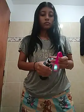 YeseniaRodriguez3 online show from 07/10/26, 02:16