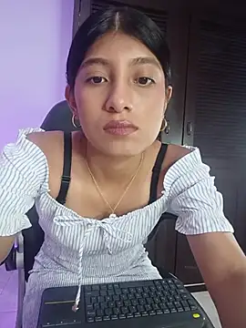 YeseniaRodriguez3 online show from 07/23/26, 12:58