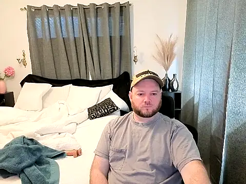 Snapshot of john_clarisa chatting on 10/31/25, 10:44 john clarisa online show from 10/31/25, 10:44