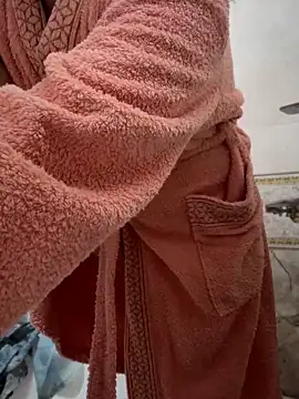 Snapshot of flo_emillia chatting on 10/28/25, 04:42 flo emillia online show from 10/28/25, 04:42