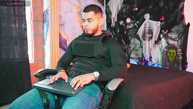 Tiler wolker online show from 10/31/25, 07:48