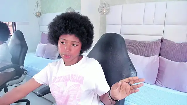 Snapshot of violeta_ruizz chatting on 11/18/25, 05:39 violeta ruizz online show from 11/18/25, 05:39