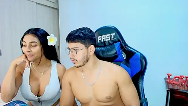 Snapshot of sophia_and_alex chatting on 12/19/25, 12:39 sophia and alex online show from 12/19/25, 12:39