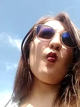 Snapshot of Alyah_1-2 chatting on 11/10/25, 06:18 Alyah 1-2 online show from 11/10/25, 06:18