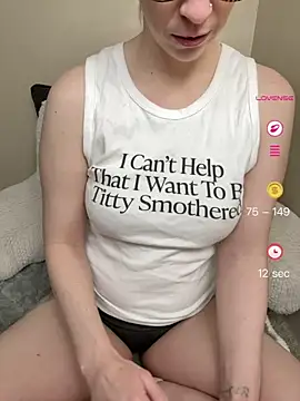 Snapshot of CreamedKitten chatting on 04/25/26, 02:58 CreamedKitten online show from 04/25/26, 02:58
