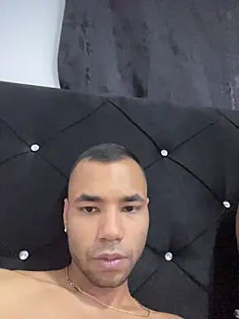 Snapshot of Hot2gether69 chatting on 10/27/25, 06:01 Hot2gether69 online show from 10/27/25, 06:01