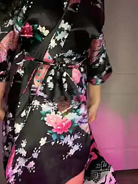 nikkiloveee online show from 12/17/25, 07:14