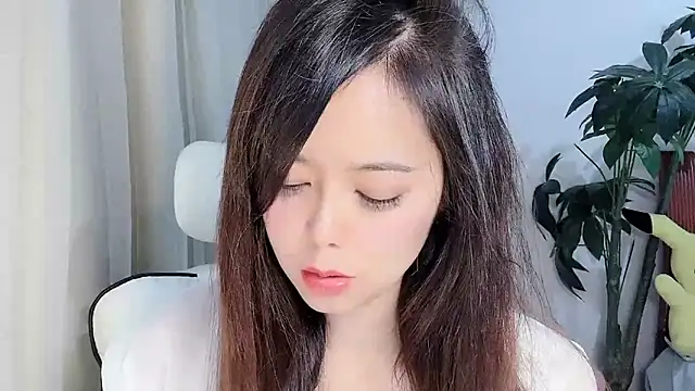 Snapshot of Tangt- chatting on 12/18/25, 01:06 Tangt- online show from 12/18/25, 01:06