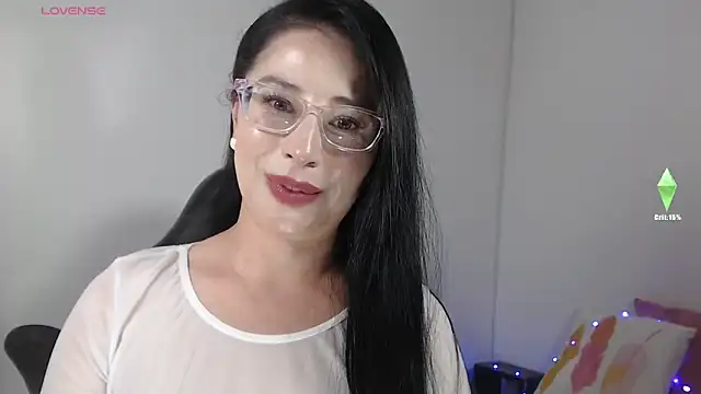 Snapshot of Emma_Hotkiss chatting on 05/19/26, 03:13 Emma Hotkiss online show from 05/19/26, 03:13