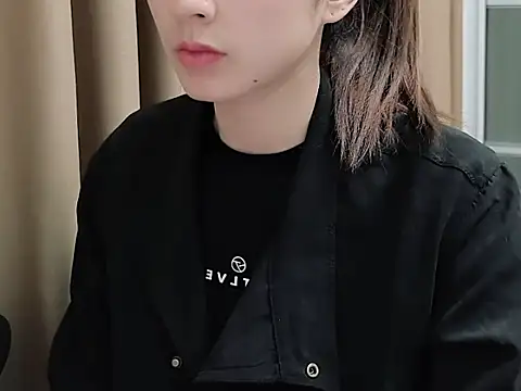 Snapshot of lvy-002 chatting on 10/31/25, 03:29 lvy-002 online show from 10/31/25, 03:29