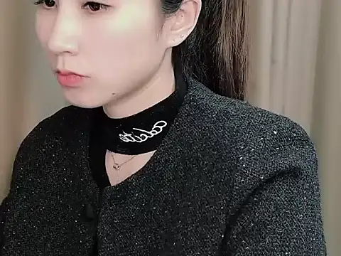 Snapshot of lvy-002 chatting on 11/03/25, 04:03 lvy-002 online show from 11/03/25, 04:03