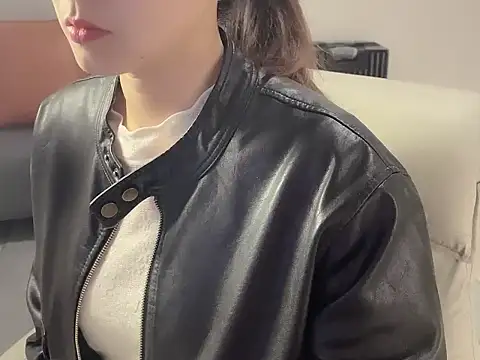 Snapshot of lvy-002 chatting on 11/27/25, 10:39 lvy-002 online show from 11/27/25, 10:39