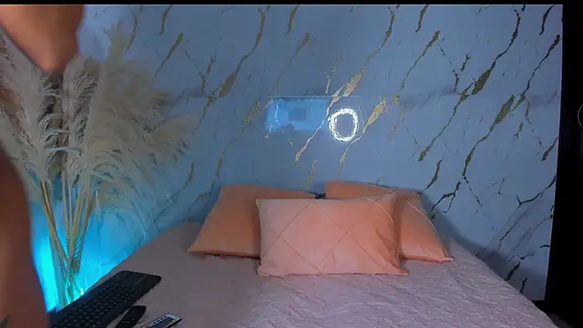 Snapshot of Julig01 chatting on 11/14/25, 01:15 Julig01 online show from 11/14/25, 01:15