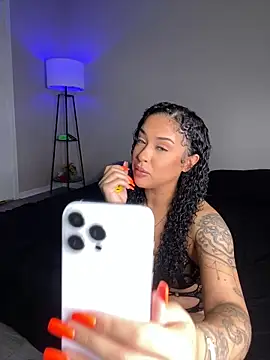 Snapshot of thepornplugz chatting on 11/07/25, 03:39 thepornplugz online show from 11/07/25, 03:39