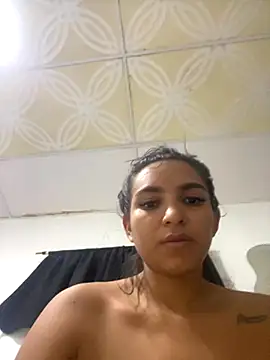 Snapshot of zui_luu chatting on 11/18/25, 10:41 zui luu online show from 11/18/25, 10:41