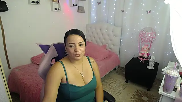 Snapshot of karitomyler__ chatting on 11/12/25, 04:40 karitomyler online show from 11/12/25, 04:40