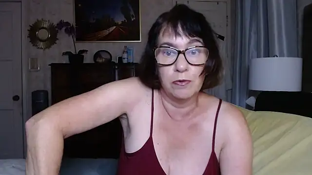 Snapshot of BigbustedBrenda chatting on 10/31/25, 10:33 BigbustedBrenda online show from 10/31/25, 10:33