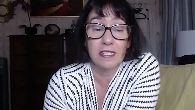 Snapshot of BigbustedBrenda chatting on 11/23/25, 04:40 BigbustedBrenda online show from 11/23/25, 04:40