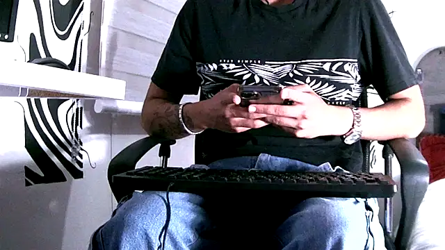 Snapshot of kai_storm420 chatting on 10/30/25, 06:15 kai storm420 online show from 10/30/25, 06:15