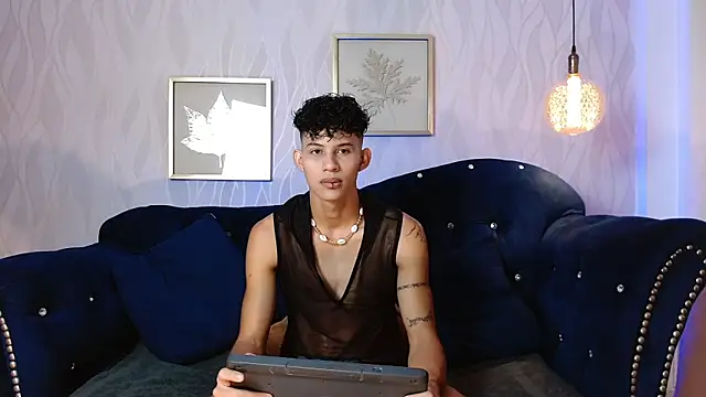 Snapshot of KamiSuarez chatting on 11/03/25, 01:23 KamiSuarez online show from 11/03/25, 01:23