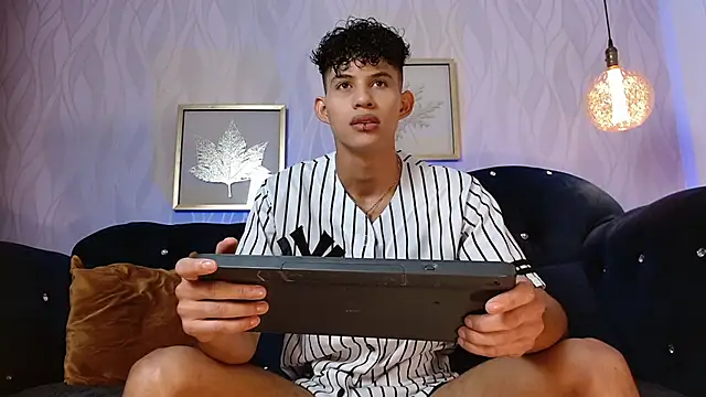 Snapshot of KamiSuarez chatting on 11/06/25, 06:20 KamiSuarez online show from 11/06/25, 06:20