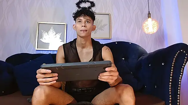 Snapshot of KamiSuarez chatting on 11/08/25, 01:22 KamiSuarez online show from 11/08/25, 01:22