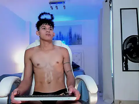 Snapshot of KamiSuarez chatting on 11/21/25, 06:50 KamiSuarez online show from 11/21/25, 06:50